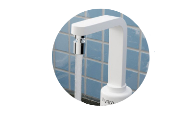 torneira eletrica slim 4t de bancada branca hydra ambientada 400x237