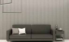 sofa em frente a parede feia com ripados