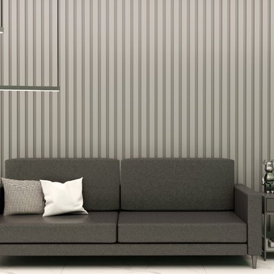sofa em frente a parede feia com ripados