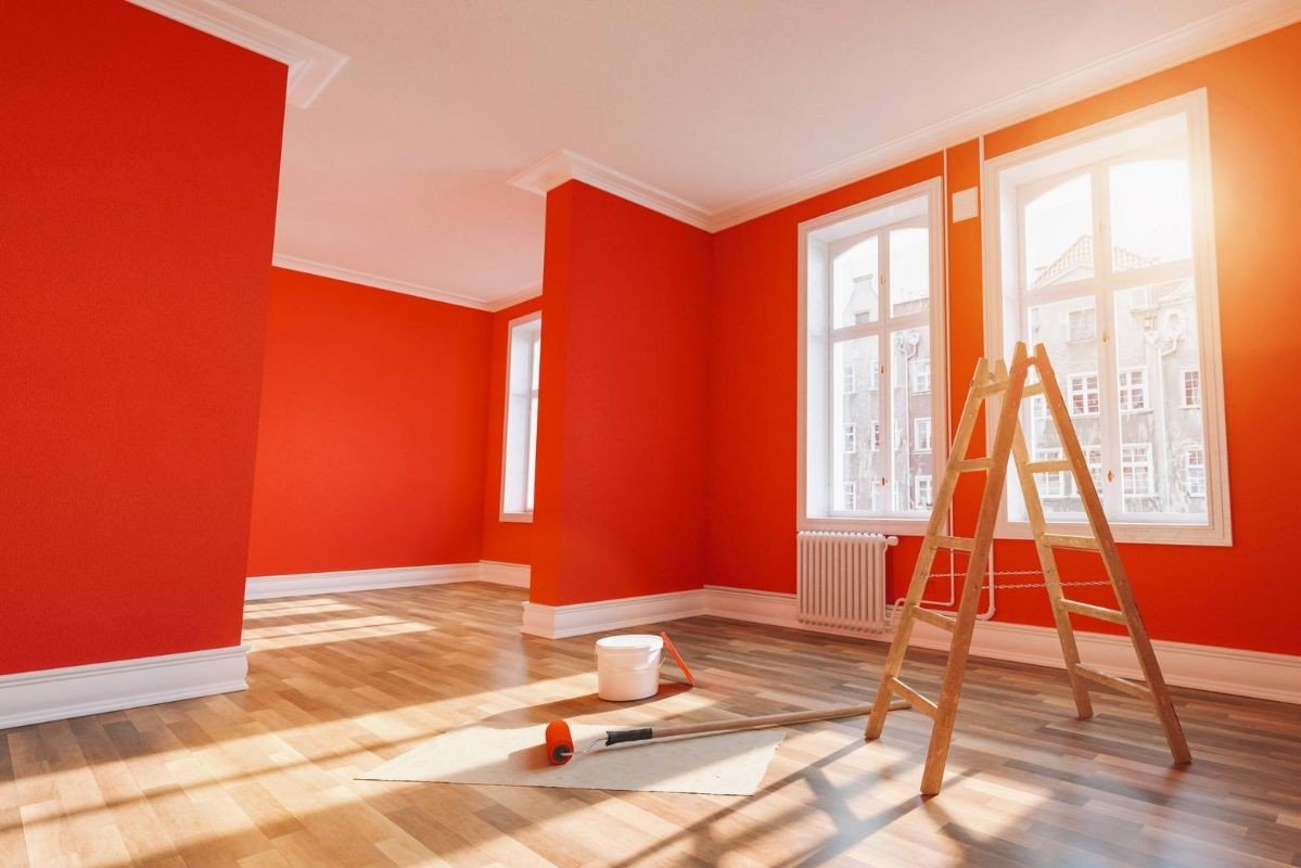 ambiente pintado de vermelho com rodapa de poliestireno branco