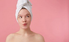mulher pensando em banho de chuveiro ou ducha