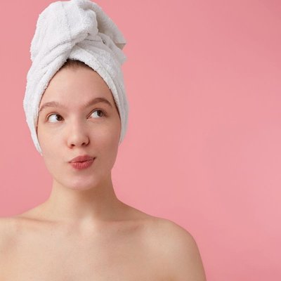 mulher pensando em banho de chuveiro ou ducha