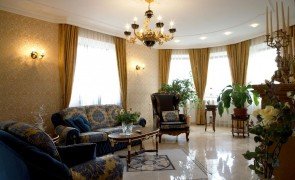 sala com varias luminárias promovendo uma boa iluminação residencial