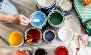varias latas de tinta para fazer a pintura e acabamento da obra