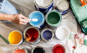 varias latas de tinta para fazer a pintura e acabamento da obra
