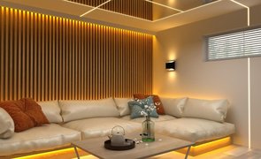 sala de casa decorada com sofá e painel ripado ao fundo