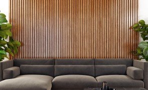 sala decorada com painel ripado de madeira
